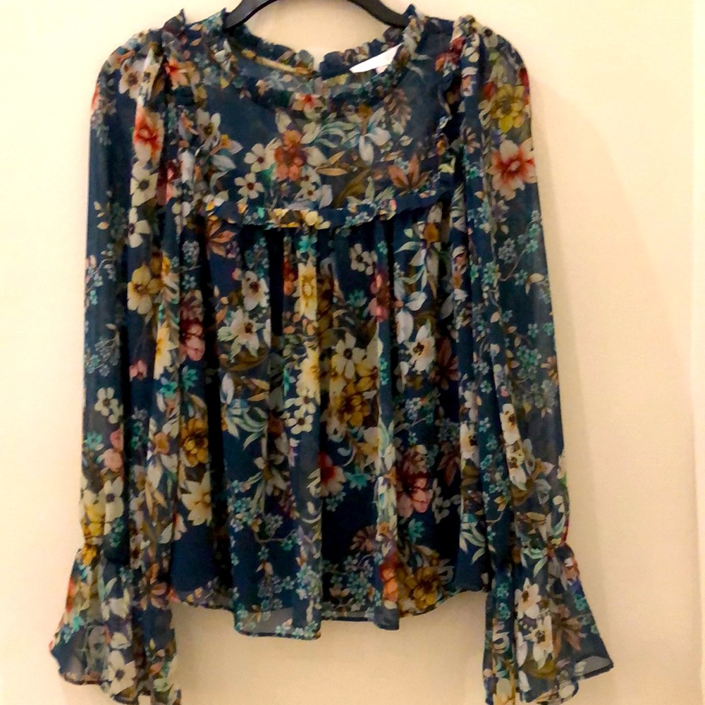 Erin + Ali ruffle floral blouse. Size small.